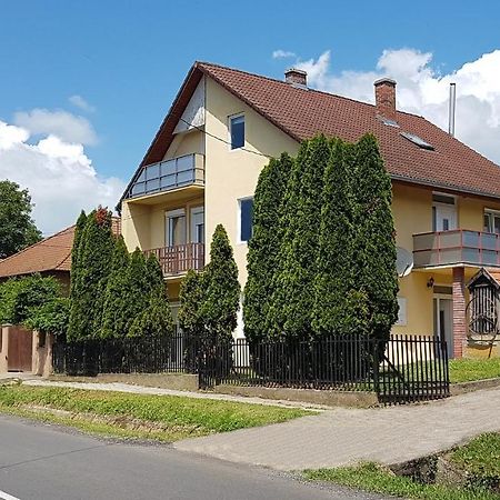 Grosses Ferienhaus Plattensee Balaton - Nyaralo Haz 6 Szobaval, 5 Fuerdoszobaval, 3000 Nm Διαμέρισμα Szolad Εξωτερικό φωτογραφία
