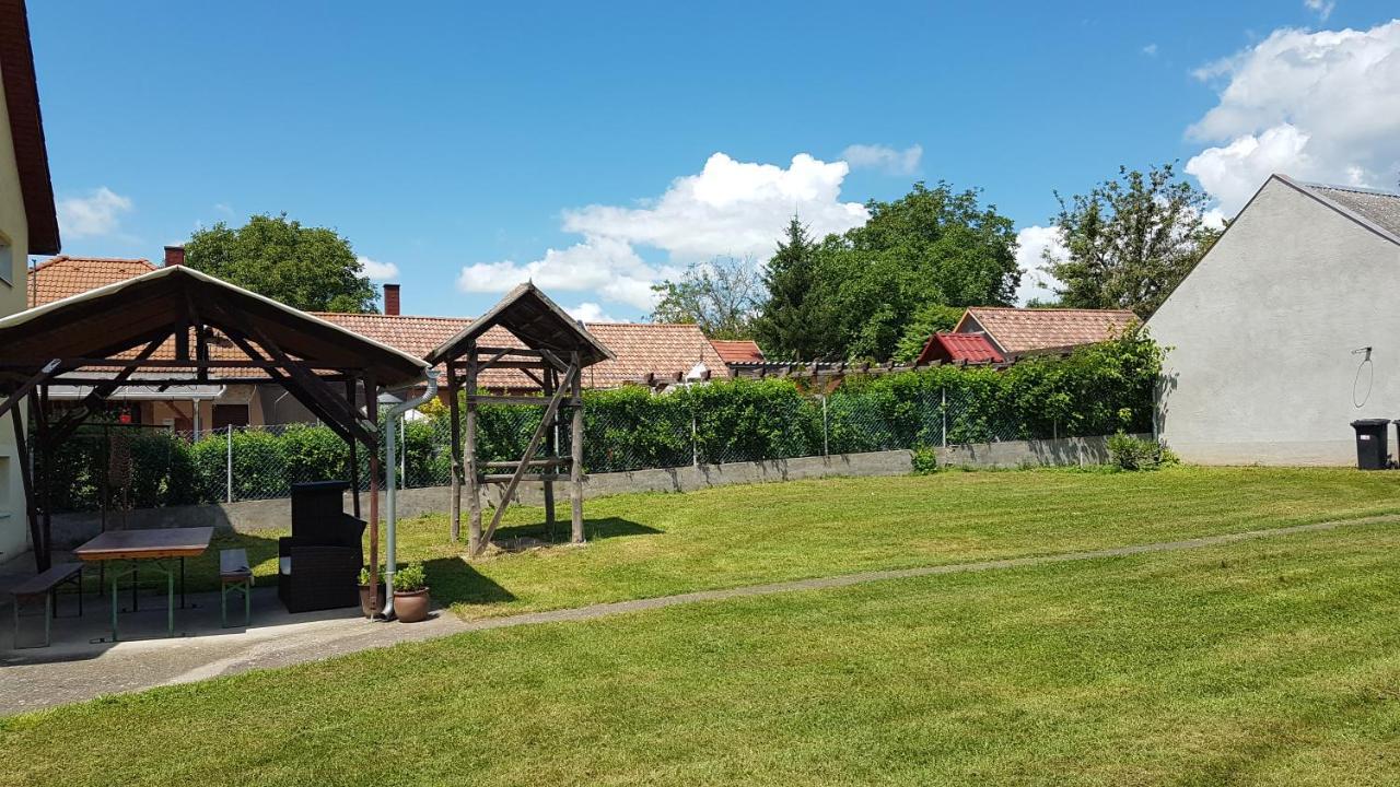 Grosses Ferienhaus Plattensee Balaton - Nyaralo Haz 6 Szobaval, 5 Fuerdoszobaval, 3000 Nm Διαμέρισμα Szolad Εξωτερικό φωτογραφία
